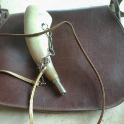 lot compose d'un carnier gibeciere et d'une corne embout eless