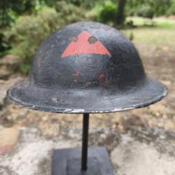 Coque de casque anglais peint en noir avec insigne peinte sur le devant  WW2