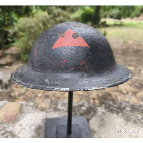 Coque de casque anglais peint en noir avec insigne peinte sur le devant  WW2