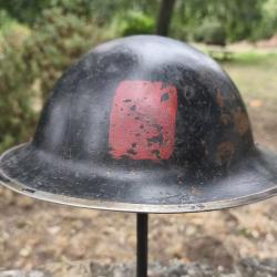 Coque de casque anglais peint en noir avec insigne peinte sur le devant . JSS 1941 ww2