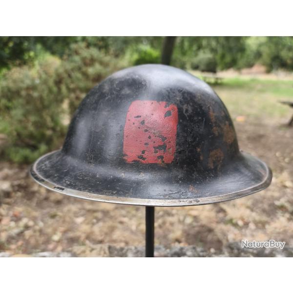 Coque de casque anglais peint en noir avec insigne peinte sur le devant . JSS 1941 ww2