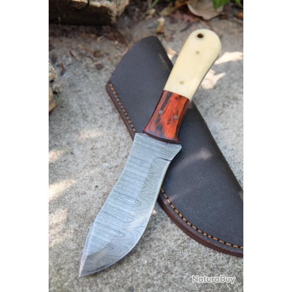 Skinner Couteau Damas Lame 256 Couches Lame Drop Point Manche Os Fabr Artisanale Etui Cuir 01