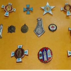 LOT D'INSIGNES RELIGIEUX , BON ETAT VOIR PHOTOS ,POUR TOUT RENSEIGNEMENT ME CONTACTER. REGARDEZ MES
