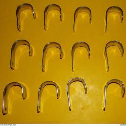 LOT DE 12 ATTACHES BACHES POUR LES VEHICULES MILITAIRES DE L'ARMEE FRANCAISE , BON&nbsp; ETAT&nbsp; VOIR PHOTO