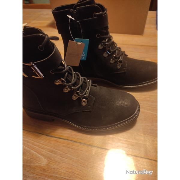 Paire de bottines neuves noires Merry Scott