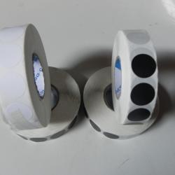 Rouleau de gommettes noires ou blanches diam&egrave;tre 19mm.