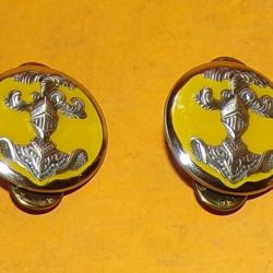 PAIRE INSIGNE DE COL DU 1&deg; REGIMENT DE CHASSEURS D'AFRIQUE  , FABRICANT COINDEROUX PARIS  , BON  ETA