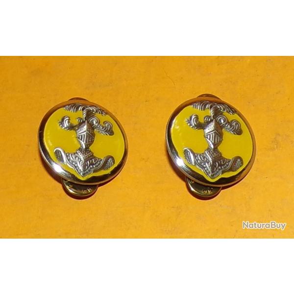 PAIRE INSIGNE DE COL DU 1� REGIMENT DE CHASSEURS D'AFRIQUE  , FABRICANT COINDEROUX PARIS  , BON  ETA