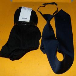 CRAVATTE BLEU AVEC ATTACHE DE SECURITE ANTI ETRANGLEMENT + LOT DE 4 PAIRES DE CHAUSSETTES FINES NOIR