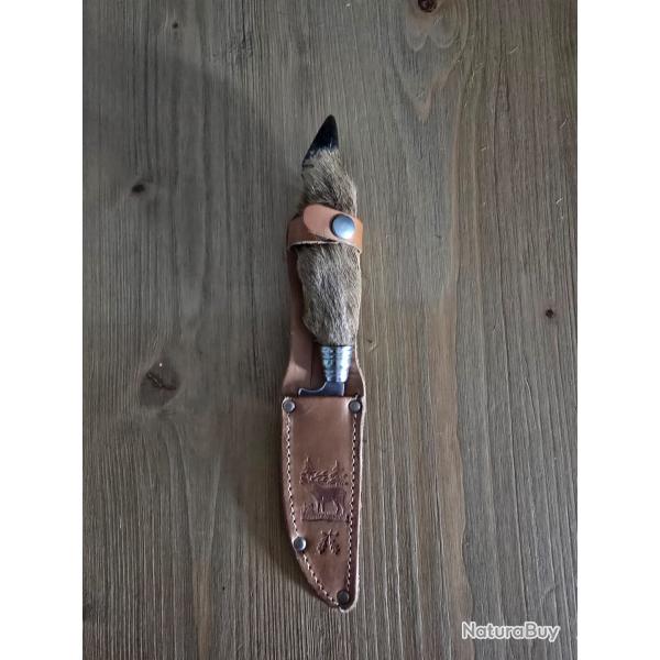 Petit couteau traditionnel � pattes de chevreuil