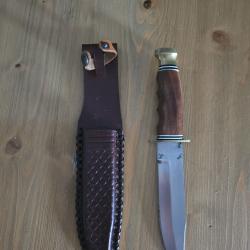 Couteau de chasse avec quelques marques sur la lame de douille
