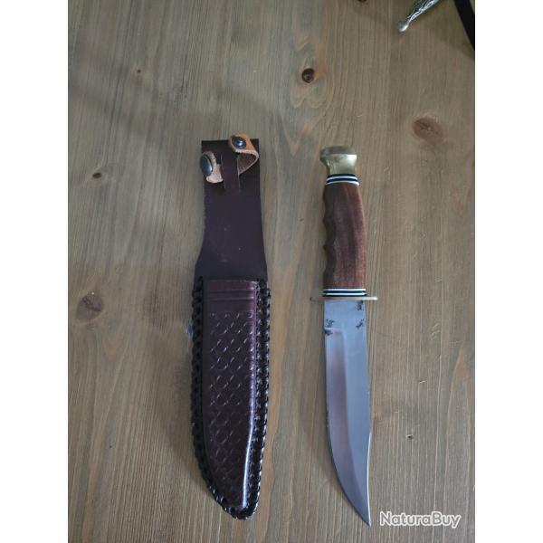 Couteau de chasse avec quelques marques sur la lame de douille