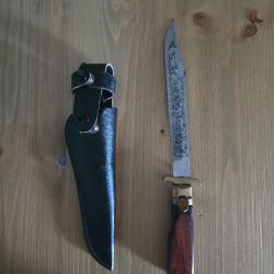 Dague de chasse pliante motif sur la lame avec etui
