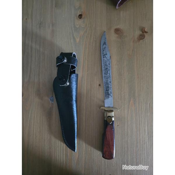Dague de chasse pliante motif sur la lame avec etui