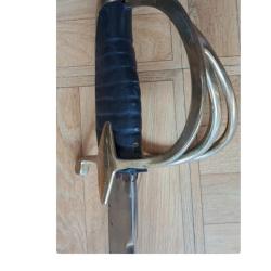 Sabre d'apparat en m&eacute;tal avec son fourreau (XXe si&egrave;cle).Le sabre avec son fourreau