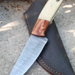 Skinner Couteau Damas Lame 256 Couches Lame Trailing Point Manche Os/Bois F Artisan Etui Simili Cuir