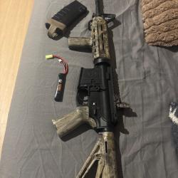 R&eacute;plique Airsoft M4 AEG custom type Magpul / MOE