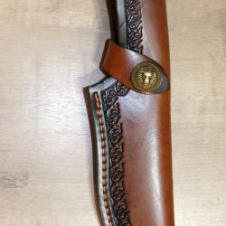 UN ETUI en CUIR POUR un COUTEAU de CHASSE