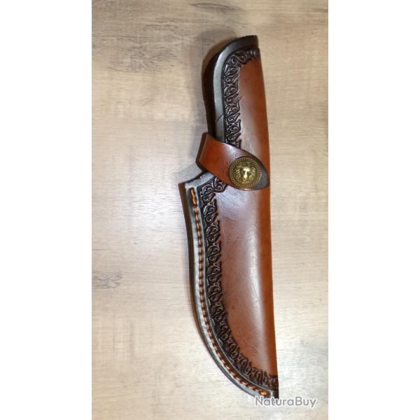 UN ETUI en CUIR POUR un COUTEAU de CHASSE