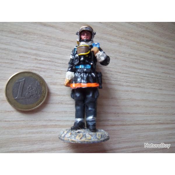 figurine plomb Sapeur Pompier tenue feu  2002 -116 grs