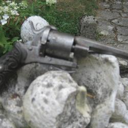 joli revolver 7mm a broche, a mettre en deco ou a restaurer