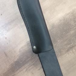 UN ETUI POUR COUTEAU DE CHASSE EN ELASTOMERE