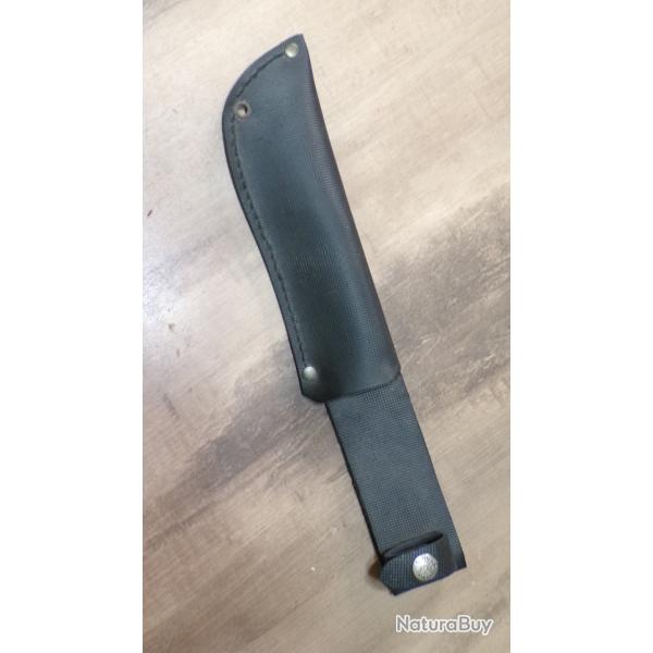 UN ETUI POUR COUTEAU DE CHASSE EN ELASTOMERE