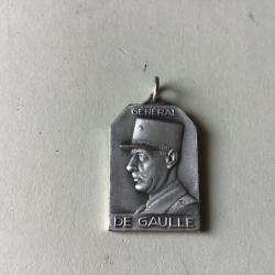 VENDU PAR LE-CUIRASSIER N&deg;005 PENDENTIF EFFIGIE G&Eacute;N&Eacute;RAL DE GAULLE COULEUR ARGENT 28X20MM