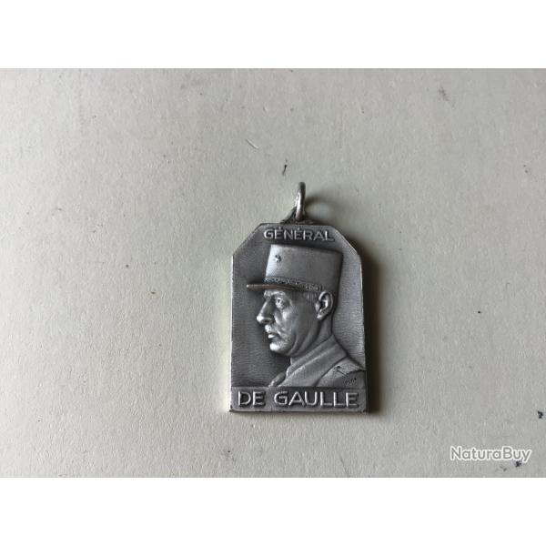 VENDU PAR LE-CUIRASSIER N�005 PENDENTIF EFFIGIE G�N�RAL DE GAULLE COULEUR ARGENT 28X20MM