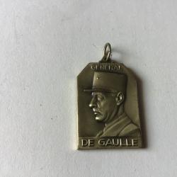 VENDU PAR LE-CUIRASSIER N&deg;009 PENDENTIF EFFIGIE G&Eacute;N&Eacute;RAL DE GAULLE COULEUR  BRONZE  28X20MM