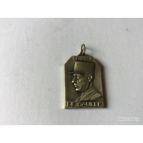 VENDU PAR LE-CUIRASSIER N�009 PENDENTIF EFFIGIE G�N�RAL DE GAULLE COULEUR  BRONZE  28X20MM