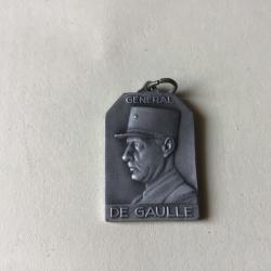VENDU PAR LE-CUIRASSIER N&deg;47 PENDENTIF EFFIGIE G&Eacute;N&Eacute;RAL DE GAULLE COULEUR VIEL ARGENT   28X20MM