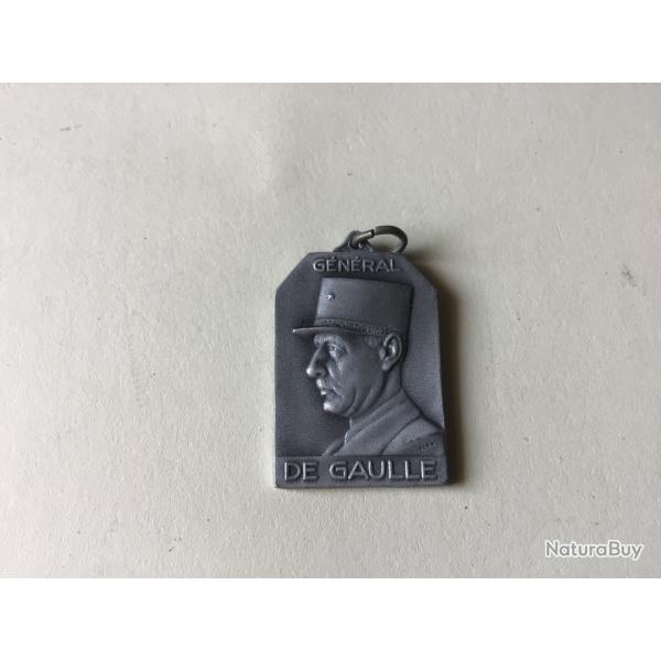 VENDU PAR LE-CUIRASSIER N�47 PENDENTIF EFFIGIE G�N�RAL DE GAULLE COULEUR VIEL ARGENT   28X20MM