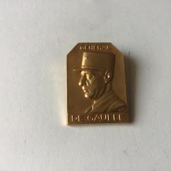 VENDU PAR LE-CUIRASSIER N&deg;006  INSIGNE EFFIGIE G&Eacute;N&Eacute;RAL DE GAULLE COULEUR OR   35,3 X 25,2 MM