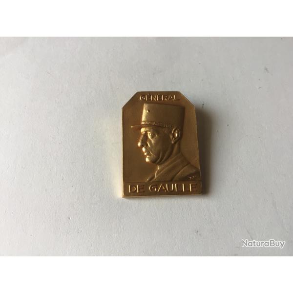 VENDU PAR LE-CUIRASSIER N�006  INSIGNE EFFIGIE G�N�RAL DE GAULLE COULEUR OR   35,3 X 25,2 MM