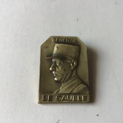 VENDU PAR LE-CUIRASSIER N&deg;001 INSIGNE EFFIGIE G&Eacute;N&Eacute;RAL DE GAULLE COULEUR BRONZE  35,3 X 25,2 MM