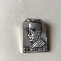 VENDU PAR LE-CUIRASSIER N&deg;003 INSIGNE EFFIGIE G&Eacute;N&Eacute;RAL DE GAULLE COULEUR ARGENT   35,3 X 25,2 MM
