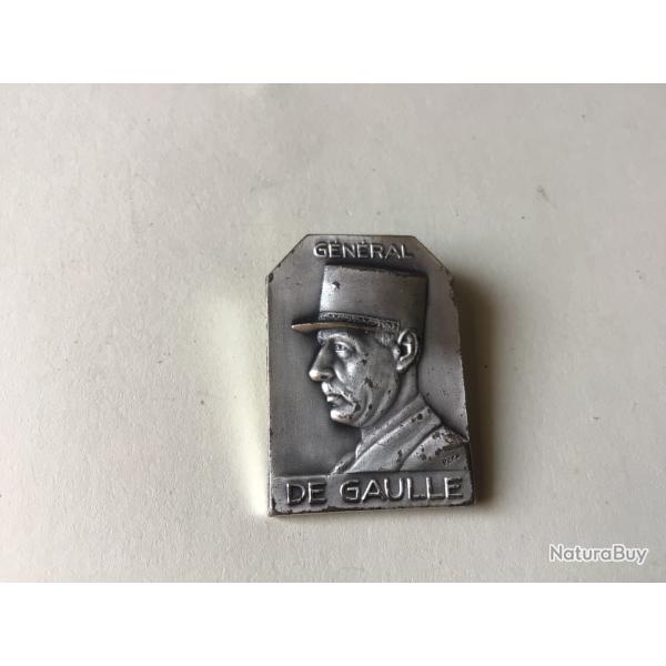 VENDU PAR LE-CUIRASSIER N�003 INSIGNE EFFIGIE G�N�RAL DE GAULLE COULEUR ARGENT   35,3 X 25,2 MM