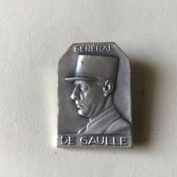 VENDU PAR LE-CUIRASSIER N&deg; 7 INSIGNE EFFIGIE G&Eacute;N&Eacute;RAL DE GAULLE COULEUR ARGENT   28 X 20 MM