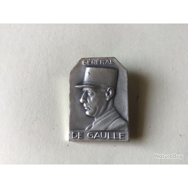 VENDU PAR LE-CUIRASSIER N� 7 INSIGNE EFFIGIE G�N�RAL DE GAULLE COULEUR ARGENT   28 X 20 MM