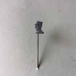 VENDU PAR LE-CUIRASSIER N&deg; 52 EPINGLE EFFIGIE DU G&Eacute;N&Eacute;RAL DE GAULLE COULEUR ARGENT LONGUEUR 48,8 MM