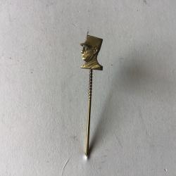 VENDU PAR LE-CUIRASSIER N&deg; 37 EPINGLE EFFIGIE DU G&Eacute;N&Eacute;RAL DE GAULLE COULEUR BRONZE  LONGUEUR 48,8 MM