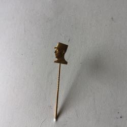 VENDU PAR LE-CUIRASSIER N&deg; 13 EPINGLE EFFIGIE DU G&Eacute;N&Eacute;RAL DE GAULLE COULEUR OR  LONGUEUR 48,8 MM
