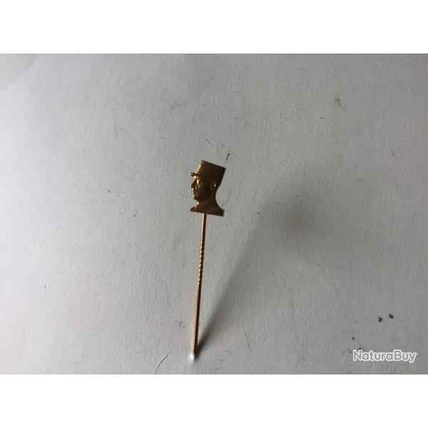 VENDU PAR LE-CUIRASSIER N� 13 EPINGLE EFFIGIE DU G�N�RAL DE GAULLE COULEUR OR  LONGUEUR 48,8 MM