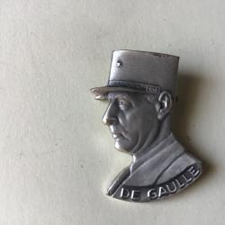 VENDU PAR LE-CUIRASSIER N&deg; 9 BROCHE EFFIGIE DU G&Eacute;N&Eacute;RAL DE GAULLE COULEUR ARGENT 33 X 21,7 MM