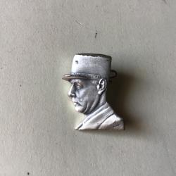 VENDU PAR LE-CUIRASSIER N&deg; 04 BROCHE EFFIGIE DU G&Eacute;N&Eacute;RAL DE GAULLE COULEUR ARGENT 21,3 X 16,3 MM