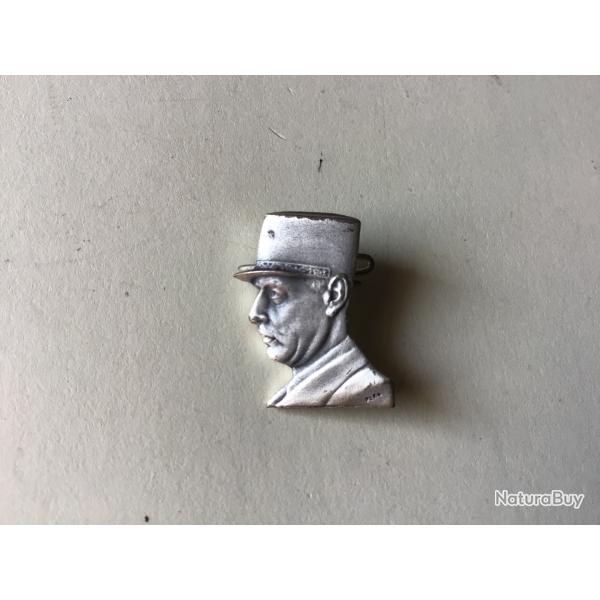 VENDU PAR LE-CUIRASSIER N� 04 BROCHE EFFIGIE DU G�N�RAL DE GAULLE COULEUR ARGENT 21,3 X 16,3 MM