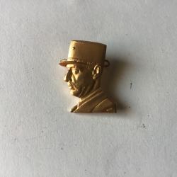 VENDU PAR LE-CUIRASSIER N&deg; 6 BROCHE EFFIGIE DU G&Eacute;N&Eacute;RAL DE GAULLE COULEUR OR  21,3 X 16,3 MM