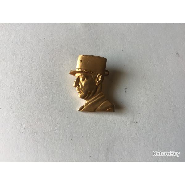 VENDU PAR LE-CUIRASSIER N� 6 BROCHE EFFIGIE DU G�N�RAL DE GAULLE COULEUR OR  21,3 X 16,3 MM