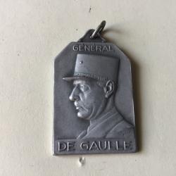 VENDU PAR LE-CUIRASSIER N&deg; 003 PENDENTIF EFFIGIE DU G&Eacute;N&Eacute;RAL DE GAULLE COULEUR ARGENT 35,3 X 25,2 MM